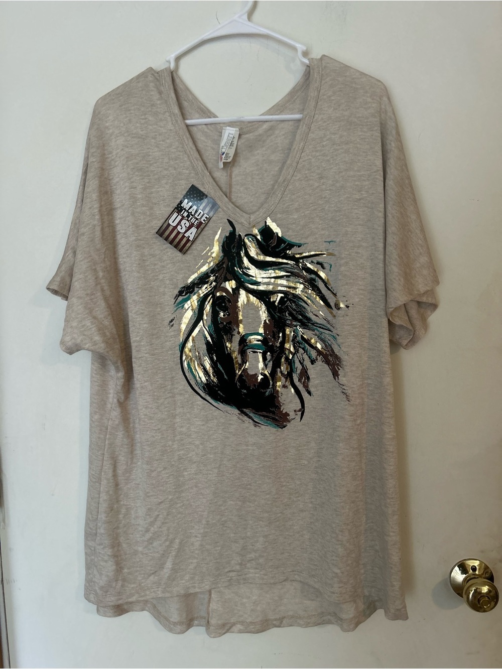 NWT Liberty Wear 2X Graphic Horse V-Neck Tee in Light Beige Western/Equestrian